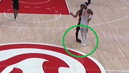 一场伤俩！布克右脚踝严重扭伤 被队友搀扶回了更衣室！